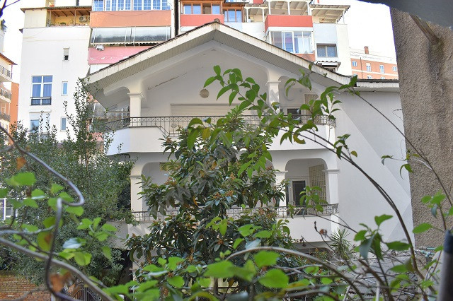 Three-story villa for rent in Mustafa Lleshi Street near Elbasani street in Tirana, Albania.&nbsp;
